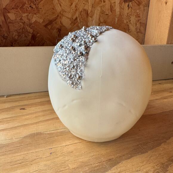 Halloween Skulls White Jeweled Plastic Set of 2 New - Picture 3 of 5